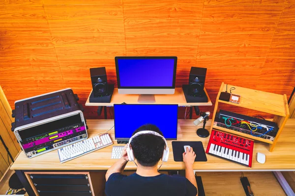 Tillbaka Asiatisk Musikproducent Som Arbetar Hemstudio Musikproduktionskoncept — Stockfoto