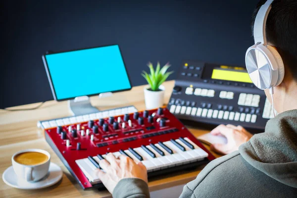 Male Music Producer Sound Designer Making Music Professional Studio Equipment —  Fotos de Stock