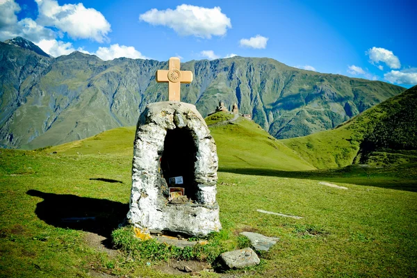 Cross at Mount Kazbek foot — Stock Photo, Image