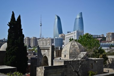 flame towers eski şehrin üzerinden bakmak