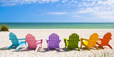 Adirondack sandalye bir güneş plaj tatil vac önünde