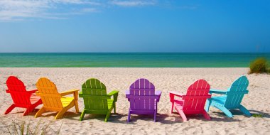 Adirondack sandalye kabuk kum bir yaz tatili için 