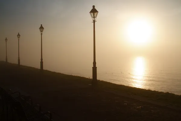 Chodnik nabrzeża w świcie rano złoty — Zdjęcie stockowe