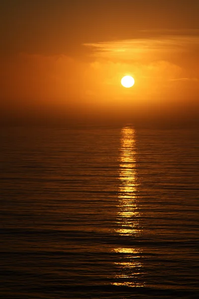 Złote świecącego słońca na Pacyfiku w Kalifornii — Zdjęcie stockowe