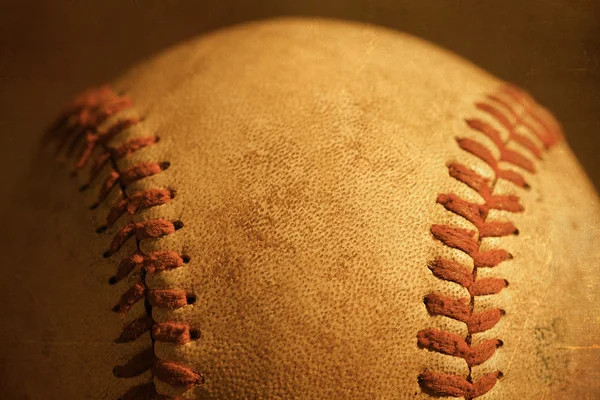 Closeup de beisebol mostrando pontos e costuras com sujeira — Fotografia de Stock