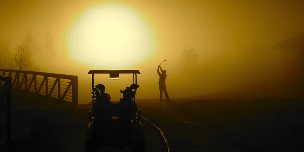 Golfspelare i golden sunrise dimman på en Dimmig morgon med en golf — Stockfoto