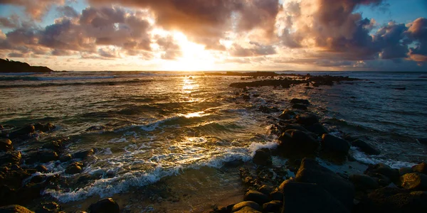 Πολύχρωμο Ανατολή του ηλίου πάνω από τη Χαβάη τροπικό νησί kauai της με w — Φωτογραφία Αρχείου