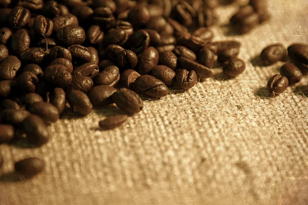 黄麻布 gunney からこぼれるコーヒー豆袋のクローズ アップ ストック写真