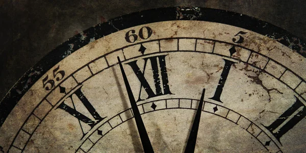時刻を示すグランジ古い時計は真夜中の後 ロイヤリティフリーのストック写真
