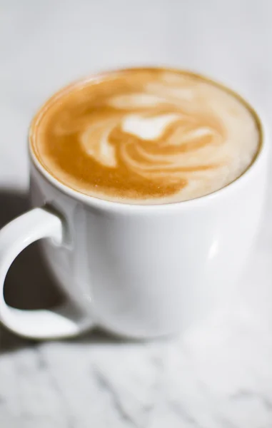 Taza de café en una panadería llena de café expreso con leche Imágenes De Stock Sin Royalties Gratis