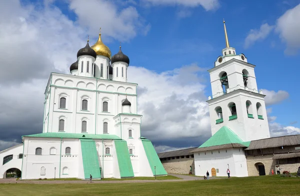 Troitckiy katedrála ve městě pskov. — Stock fotografie