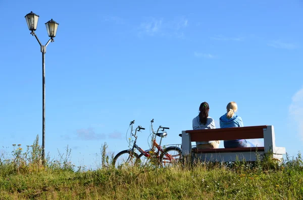 Twee jonge meisjes zijn ontspannen na de fiets wandeling. — Stockfoto