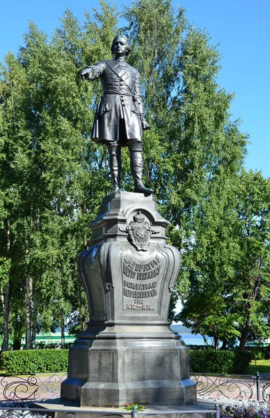 Monument van petr 1 in petrozavodsk, Rusland. — Stockfoto