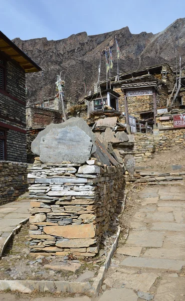 Nepal, trekking rund um anapurna. altes Dorf giaru. — Stockfoto