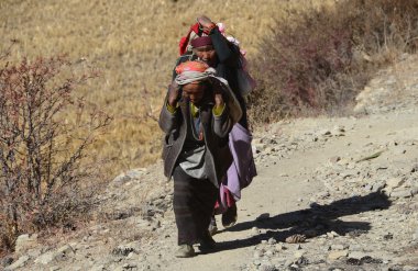 nepal, Anapurna doğa yürüyüşü. Kadınlar ngval Köyü.