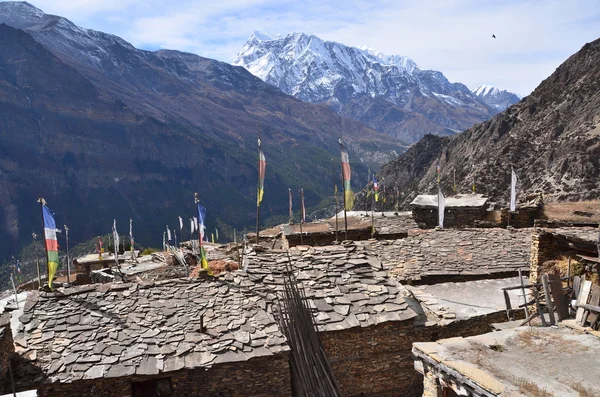 Nepalissa vaeltelemassa Anapurnassa. Vanha kylä Giaru . — kuvapankkivalokuva