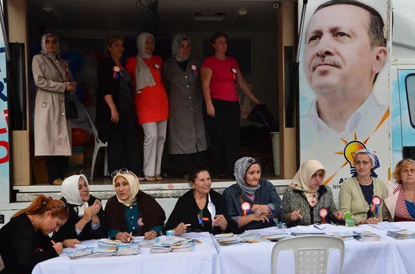 Turkish women campaigning to join the ruling party. — Stock Photo, Image