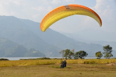 paroglajding içinde pokhara, nepal.
