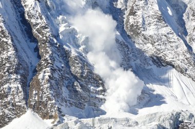 nepal, Anapurna doğa yürüyüşü. Çığ Himalayalar kapalı geliyor.