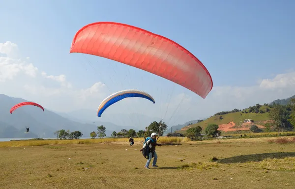 Paroglajding in Pokhara, Nepal. — Stockfoto