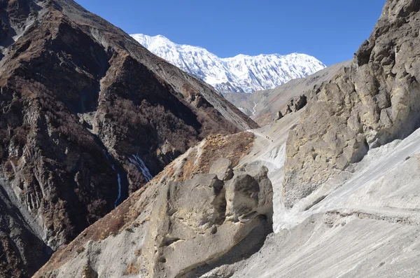 Nepál trekking kolem Anapurna památkovou rezervací. — Stock fotografie