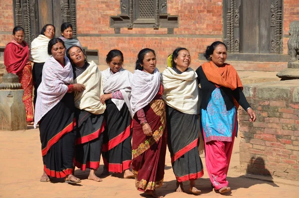 Nepali women are on Bhaktapure Durbar square and crying. — Stock Photo, Image