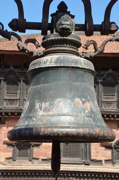 Nepal, um Sino ritual na praça Durbar em Bhaktapur — Fotografia de Stock