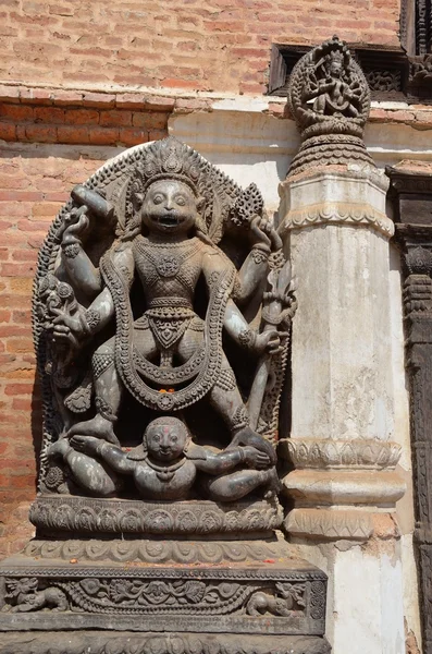 Непал, Бхактапур, площадь Дурбар. Божество Хануман возле входа в Королевский дворец . — стоковое фото
