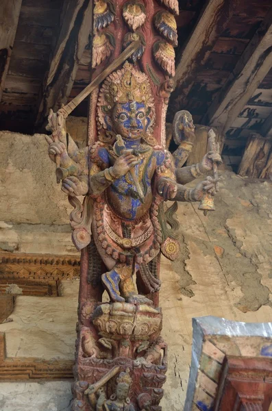 Nepal, Bhaktapur, Durbar square. Detail of the roof. Hindu temple decorated with wooden deity. — Stock Photo, Image