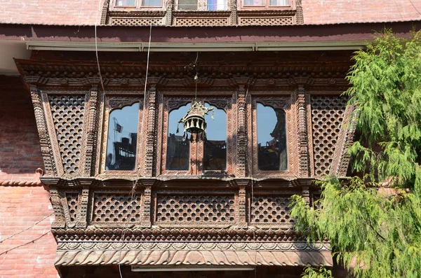 Непал, окно в доме в Катманду — стоковое фото