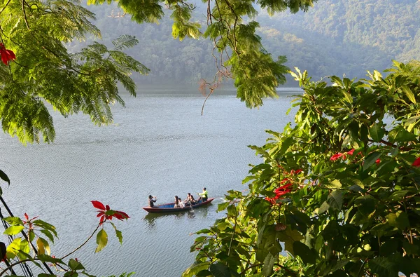 Nepal, pokhara, fewa (pheva) see. — Stockfoto