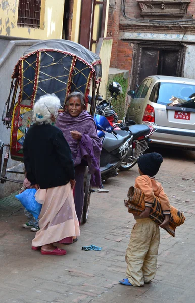 Nepal, Kathmandu.Duas mulheres idosas conversando na rua. Quase é um rapaz. . — Fotografia de Stock