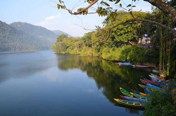 Nepal, pokhara, fewa (pheva) sjö. — Stockfoto