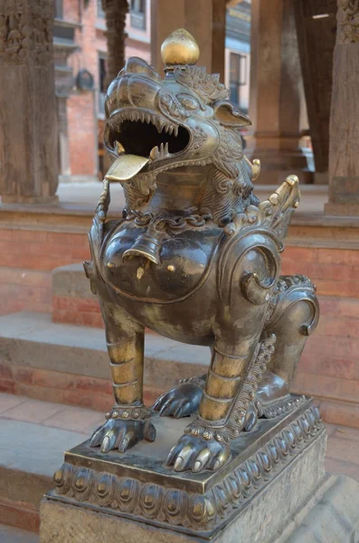 Nepal, bhaktapur, durbar square. Lion in de buurt van de tempel. — Stockfoto