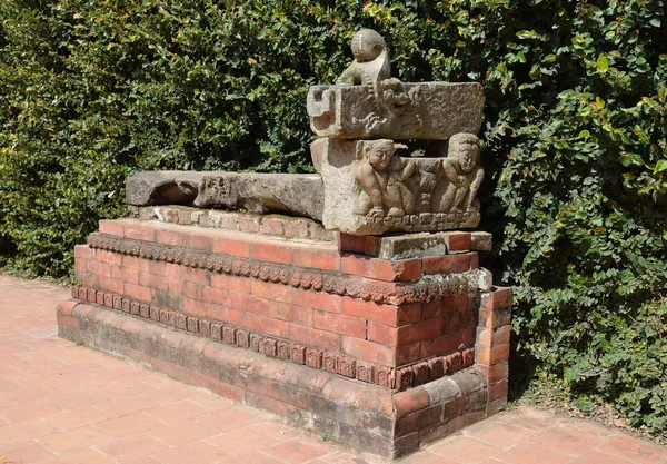 Nepal, Bhaktapur, plaza Durbar. Banco, decorado con deidades hindúes . —  Fotos de Stock