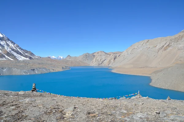 Jeziorem tilicho w Nepalu, 4920 metrów nad poziomem morza. — Zdjęcie stockowe