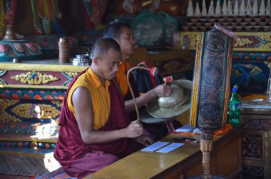 Nepal. Rahipler bodnath stupa Katmandu'da Yakındaki manastırda mantra ezberden.