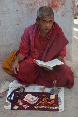 Nepal. bodnath stupa Katmandu'da yakınında oturan keşiş.