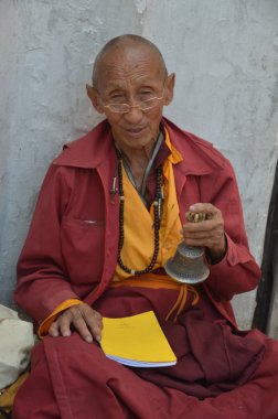Nepal. bodnath stupa Katmandu'da yakınında oturan keşiş.
