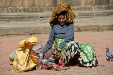 Nepal kadın yemek patan meydanda güvercinlerin için satıyor