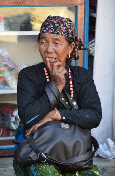 Een oudere nepalese vrouw in mijmering. — Stockfoto