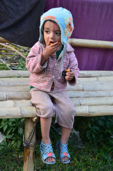 Piccolo nepalese ragazzo mangiare biscotti — Foto Stock