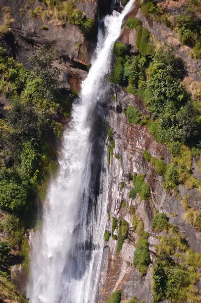 Nepal, trekking in the Himalayas. Waterfall in the mountains. — Stock Photo, Image