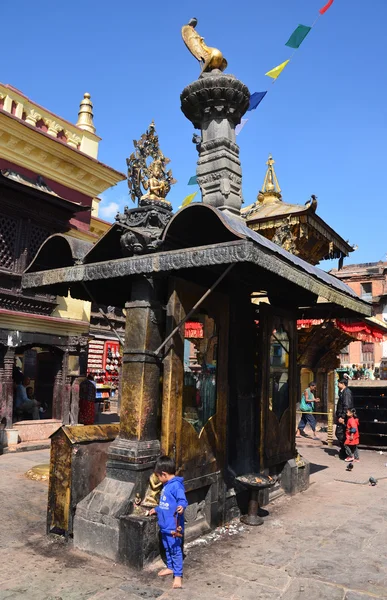 Nepál buddhistický chrámový komplex, Sv? yatbudnath, svatyně. — Stock fotografie