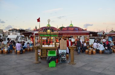 İstanbul, Boğaz'ın kıyısında açık kafe.