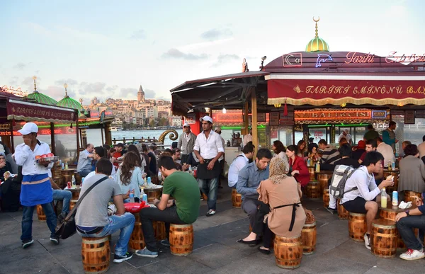 Istambul, café ao ar livre na margem do Bósforo . — Fotografia de Stock