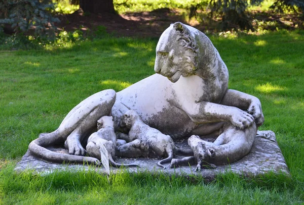 Rzeźba parku w pałacu dolmabahche. — Zdjęcie stockowe