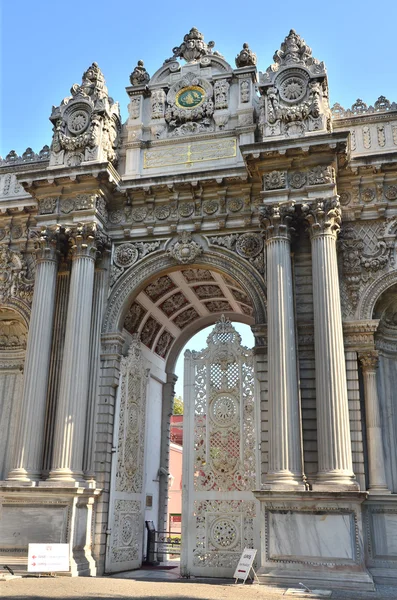 Istanbul, one of the entrances to the Dolmabahche Palace. — Stock Photo, Image