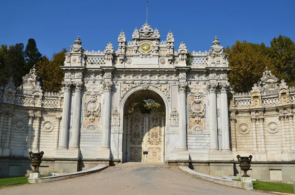 Istanbul, en av ingångarna till den dolmabahche slotten. — Stockfoto