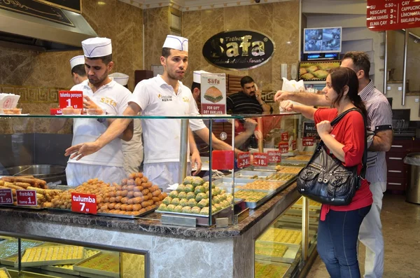 イスタンブール、エジプトの市場で東洋のお菓子の貿易. — ストック写真